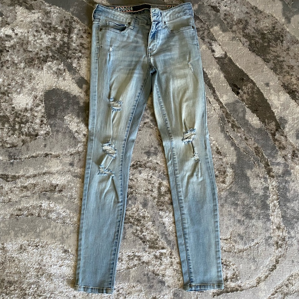 Aeropostal jeggings. Light denim with white